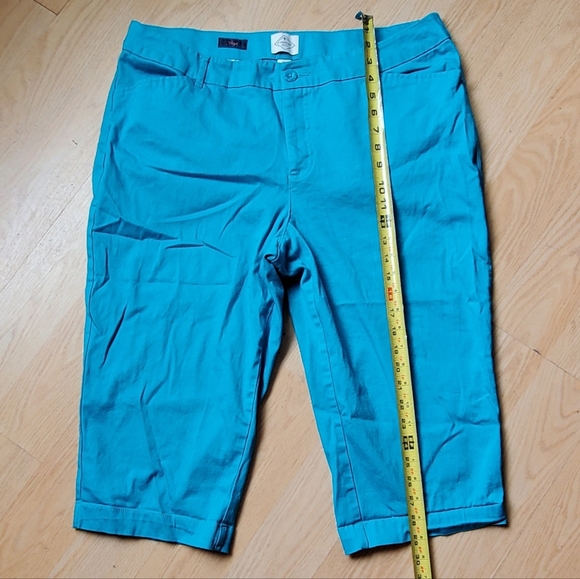 St. John's Bay Woman's Crop Pants Size 18W - Picture 3 of 7